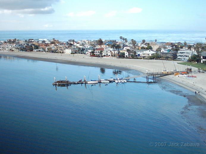 IMG_0055.JPG - Catamaran resort on the right and the Mission Bay walking path along the bay. A great place for a relaxing walk (unless it's a holiday)