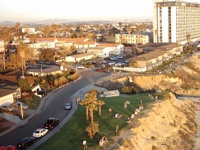 IMG_0143.JPG - The crowd is gathering to view the sunset from Palisades Park.